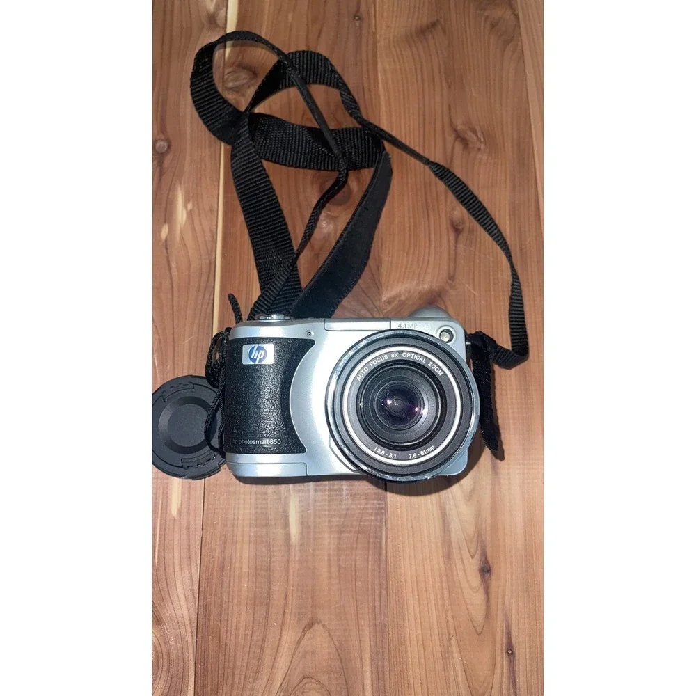 Vintage 2003 HP Photosmart 850  Digital Camera & Dock